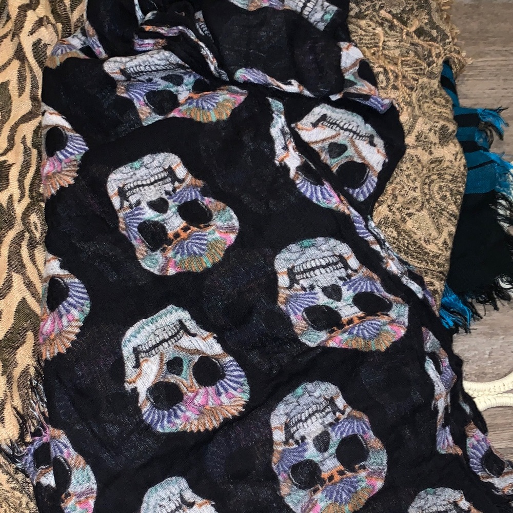 Assorted Patterned Scarves - Picture 7 of 12